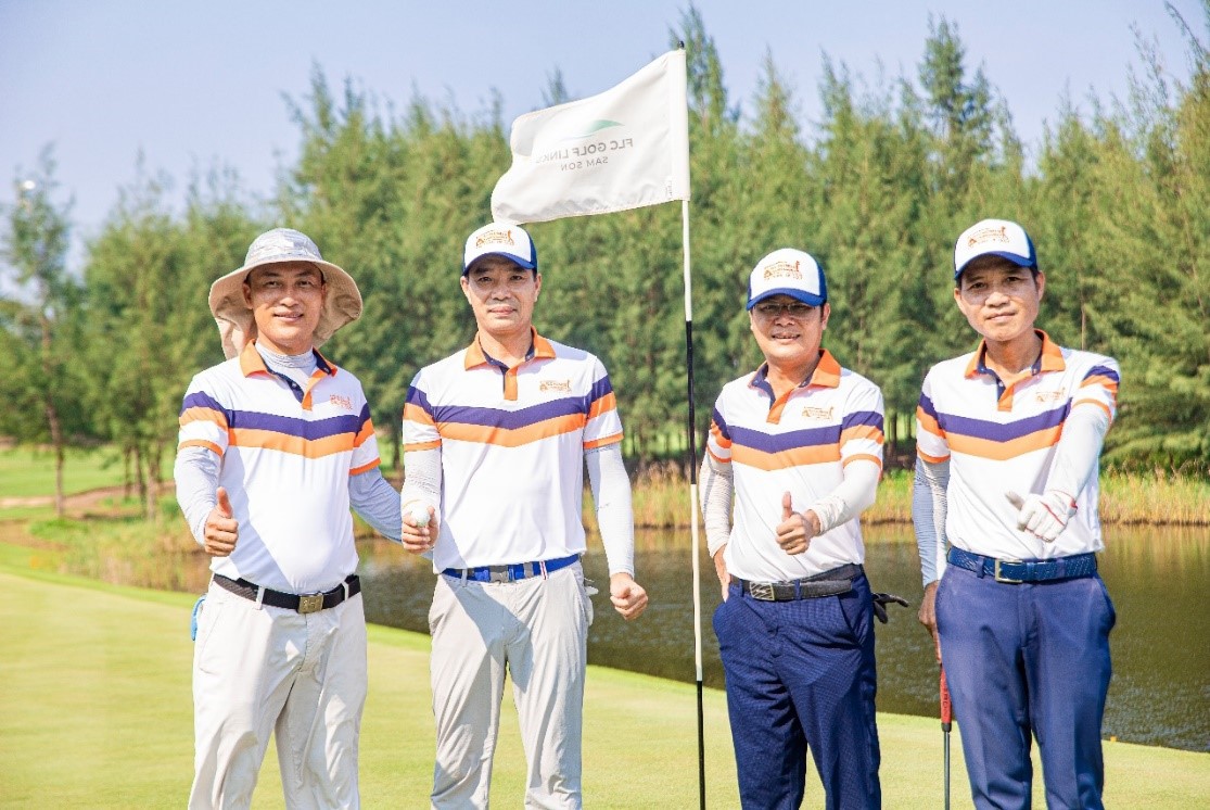 flchomes-trao-giai-thuong-hole-in-one-10-ty-dong-cho-golfer-nguyen-thanh-anh3-1614226837.jpg